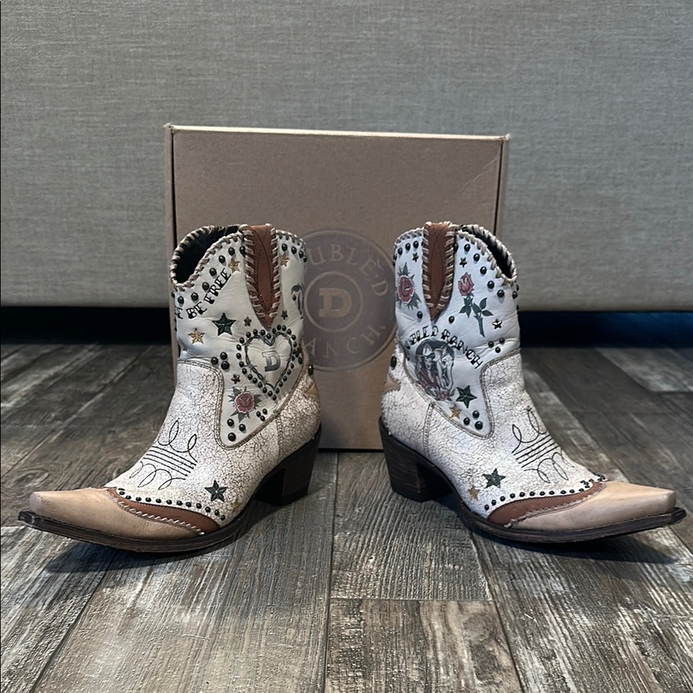 NFR ladies! Double D Ranch White and Brown Embroidered Boots